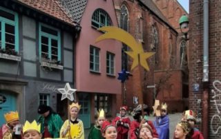 Herr Pusch verpackt die roten Beutel in Transportkartons, in denen sie auf die Reise in die Ukraine gehen.