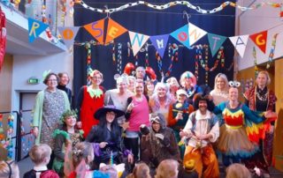 Herr Pusch verpackt die roten Beutel in Transportkartons, in denen sie auf die Reise in die Ukraine gehen.