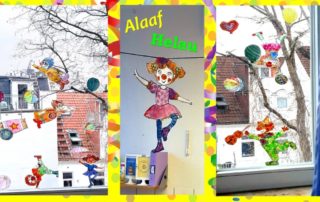 Herr Pusch verpackt die roten Beutel in Transportkartons, in denen sie auf die Reise in die Ukraine gehen.