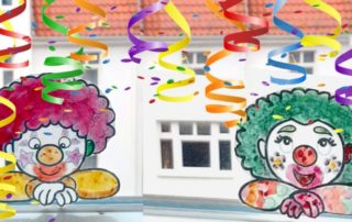 Herr Pusch verpackt die roten Beutel in Transportkartons, in denen sie auf die Reise in die Ukraine gehen.